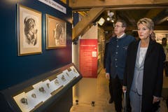 Später besichtigte die Bundesrätin noch das Bernhardiner-Museum. (Bild: Keystone/Jean-Christophe Bott)