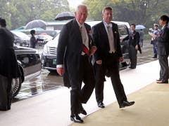 Unter den 2000 geladenen Gästen war auch Prince Charles (Mitte) aus Grossbritannien angereist. (Bild: KEYSTONE/EPA AP POOL/KOJI SASHARA / POOL)