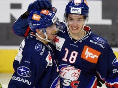 Das entscheidende ZSC-Duo: Raphael Prassl (re.) und Justin Sigrist schossen die beiden Tore zum 2:0-Sieg der Zürcher gegen Servette (Bild: KEYSTONE/WALTER BIERI)