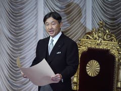 Der japanische Kaiser Naruhito hat am Dienstagmorgen die offizielle Zeremonie seiner Thronbesteigung begonnen. (Bild: KEYSTONE/AP/EUGENE HOSHIKO)