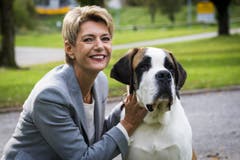 Bundesrätin Karin Keller-Sutter mit dem sechs Monate alten Bernhardiner Zeus. (Bild: Keystone/Jean-Christophe Bott)