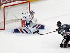 ZSC-Goalie Lukas Flüeler (links) veredelte seinen 31. Geburtstag mit einem Shutout gegen Genève-Servette (Bild: KEYSTONE/PETER KLAUNZER)
