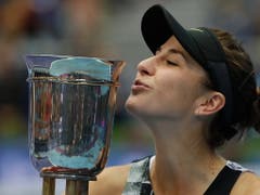 Süsser Siegerpokal: In Moskau holte sich Belinda Bencic nicht nur ihren vierten WTA-Titel, sondern auch die erstmalige Qualifikation für die WTA Finals (Bild: KEYSTONE/EPA/YURI KOCHETKOV)
