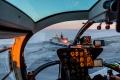 Blick aus dem Helikopter: Polarstern bei seiner Fahrt durch das Meereis. (Bild: Stefan Hendricks / Alfred-Wegener-Institut, Antarktis, 30. August 2015)