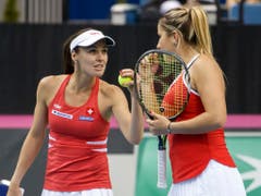 Kennen sich schon lange und spielten im Fed Cup auch zusammen Doppel: Martina Hingis (li.) und Belinda Bencic (Bild: KEYSTONE/SALVATORE DI NOLFI)