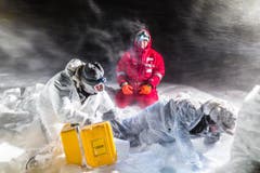 Ein Schneesturm hält sie nicht auf: In der Arktis untersuchen Forscher das Meereis. (Bild: Stefan Hendricks, Alfred-Wegener-Institut, 29. September 2013)