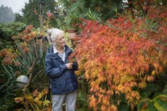 Retha Scherrer in ihrem Garten in Ebikon (Bild: Pius Amrein, 22. Oktober 2019)