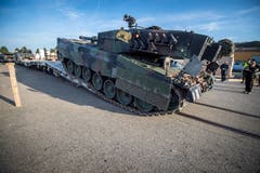 Felben-Wellhausen TG - Im Rahmen des Truppenmanövers "Gladius" werden in Felben-Wellhausen acht Schützenpanzer und acht Leopard II des Panzerbataillons 12 von den Eisenbahnschienen genommen.
