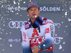 Alexis Pinturault lässt im ersten Rennen nach dem Rücktritt von Marcel Hirscher die Korken knallen (Bild: KEYSTONE/AP/MARCO TROVATI)