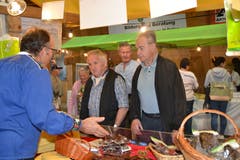 Biobauer Beni Wunderli, Lichtensteig, in angeregter Diskussion mit der Kundschaft. (Bild: Adi Lippuner)