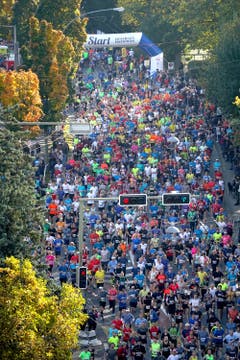 Start zum Swiss City Marathon beim Verkehrshaus. (Bild: Gabriel Kaspar, Luzern,27. Oktober 2019))