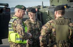 Felben-Wellhausen TG - Oberstleutnant Christine Hug ist die erste Transgender-Frau in der Schweizer Armee, die ein ganzes Bataillon befehligt. Bei einer Übung im Rahmen des Truppenmanövers "Gladius" in Felben-Wellhausen, wo das Panzerbataillon 12 acht Schützenpanzer und acht Leopard II von den Eisenbahnschienen nimmt, spricht sie mit den Brigadier (links).