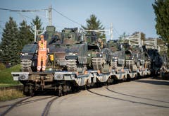 Felben-Wellhausen TG - Im Rahmen des Truppenmanövers "Gladius" werden in Felben-Wellhausen acht Schützenpanzer und acht Leopard II des Panzerbataillons 12 von den Eisenbahnschienen genommen.