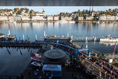 Blick von oben auf die Läufer vor dem KKL. (Bild: Dominik Wunderli, Luzern, 27. Oktober 2019)