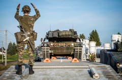 Felben-Wellhausen TG - Im Rahmen des Truppenmanövers "Gladius" werden in Felben-Wellhausen acht Schützenpanzer und acht Leopard II des Panzerbataillons 12 von den Eisenbahnschienen genommen.