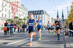 Eine Läufergruppe beim Schweizerhofquai. (Bild: Patrick Hürlimann, Luzern, 27. Oktober 2019)