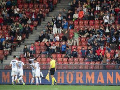 Zum Mann des Spiels avanciert für den FCZ im Klassiker aber ein anderer Neuer: Aiyegun Tosin darf sich feiern lassen (Bild: KEYSTONE/ENNIO LEANZA)