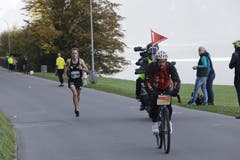 Neil Burton auf seinem Weg zum Sieg im Halbmarathon. (Bild: Jakob Ineichen, Horw, 27. Oktober 2019)