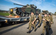 Felben-Wellhausen TG - Im Rahmen des Truppenmanövers "Gladius" werden in Felben-Wellhausen acht Schützenpanzer und acht Leopard II des Panzerbataillons 12 von den Eisenbahnschienen genommen.