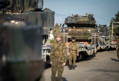 Felben-Wellhausen TG - Im Rahmen des Truppenmanövers "Gladius" werden in Felben-Wellhausen acht Schützenpanzer und acht Leopard II des Panzerbataillons 12 von den Eisenbahnschienen genommen.