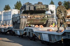 Felben-Wellhausen TG - Im Rahmen des Truppenmanövers "Gladius" werden in Felben-Wellhausen acht Schützenpanzer und acht Leopard II des Panzerbataillons 12 von den Eisenbahnschienen genommen.