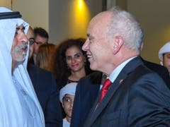 Händeschütteln und freundlich lächeln: Bundespräsident Ueli Maurer am Empfang in der Schweizer Botschaft in Abu Dhabi. (Bild: @SwissEmbassyUAE @efd_dff)
