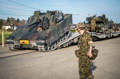 Felben-Wellhausen TG - Im Rahmen des Truppenmanövers "Gladius" werden in Felben-Wellhausen acht Schützenpanzer und acht Leopard II des Panzerbataillons 12 von den Eisenbahnschienen genommen.