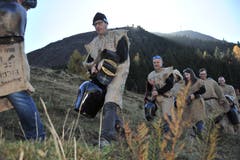 Die Woldmanndli waren lautstark vom Gurschenwald ins Dorf unterwegs. (Bild: Urs Hanhart, Andermatt, 26. Oktober 2019)