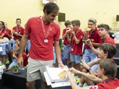 Auch 2019 lädt Federer die Ballkids zum Pizzaplausch ein (Bild: KEYSTONE/GEORGIOS KEFALAS)