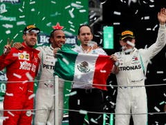 Hamilton setzte sich in Mexiko City vor Ferrari-Fahrer Sebastian Vettel (ganz links) und seinem Mercedes Teamkollegen Valtteri Bottas (ganz rechts) durch (Bild: KEYSTONE/EPA EFE/JOSE MENDEZ)