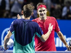 Nach 68 Minuten gratuliert De Minaur Federer zum Sieg (Bild: KEYSTONE/ALEXANDRA WEY)