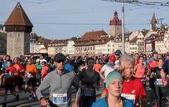 Das Marathonfeld bewegt sich über die Seebrücke. (Bild: Andy Mettler/swiss-image, Luzern, 27. Oktober 2019)
