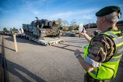 Felben-Wellhausen TG - Im Rahmen des Truppenmanövers "Gladius" werden in Felben-Wellhausen acht Schützenpanzer und acht Leopard II des Panzerbataillons 12 von den Eisenbahnschienen genommen.
