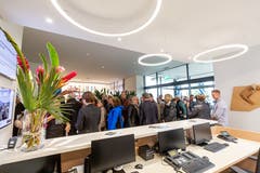 Gemäss des Stadtpräsidenten seien die ersten Rückmeldungen von Mitarbeiterinnen und Besuchern positiv ausgefallen: «Die hellen Räume und der freundliche Empfang sowie die Zuger Kunst im Haus tragen zum guten Klima bei.»