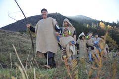 Die Woldmanndli waren lautstark vom Gurschenwald ins Dorf unterwegs. (Bild: Urs Hanhart, Andermatt, 26. Oktober 2019)