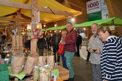 Gut Gelaunte Besucherinnen und Besucher am Bauernmarkt in der Toggenburger Markthalle. (Bild: Adi Lippuner)