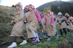 Die Woldmanndli waren lautstark vom Gurschenwald ins Dorf unterwegs. (Bild: Urs Hanhart, Andermatt, 26. Oktober 2019)