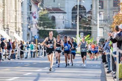 Eine Läufergruppe beim Schweizerhofquai. (Bild: Patrick Hürlimann, Luzern, 27. Oktober 2019)