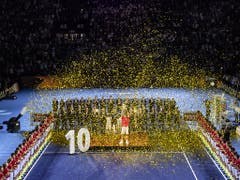 Die Swiss Indoors würdigen Federers zehten Titel bei der Sieger-Zeremonie (Bild: KEYSTONE/ALEXANDRA WEY)