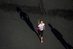 Sie läuft ihrem Schatten davon. (Bild: Dominik Wunderli, Luzern, 27. Oktober 2019)
