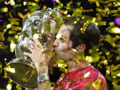 Federer küsst im Konfetti-Regen den Pokal (Bild: KEYSTONE/GEORGIOS KEFALAS)