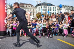 Start des Maratholino auf der Seebrücke. (Bild: Patrick Hürlimann, Luzern, 27. Oktober 2019)
