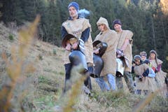 Die Woldmanndli waren lautstark vom Gurschenwald ins Dorf unterwegs. (Bild: Urs Hanhart, Andermatt, 26. Oktober 2019)