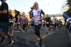 Start zum Swiss City Marathon beim Verkehrshaus. (Bild: Corinne Glanzmann, Luzern, 27. Oktober 2019)
