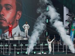Trotz Riesen-Show bei der Siegerehrung, zu seinem 6. WM Titel in der Formel 1 hat es Hamilton noch nicht ganz gereicht. Dem Briten fehlen vor den letzten drei Rennen vier Punkte (Bild: KEYSTONE/EPA EFE/JOSE MENDEZ)