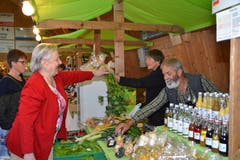Am Stand von Andrea und Andreas Hässig aus Oberhelfenschwil gibt es Obst, Gemüse und Hochprozentiges. (Bild: Adi Lippuner)