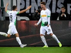 Nico Elvedi (rechts) bejubelt sein Tor zum 3:1 gegen Eintracht Frankfurt (Bild: KEYSTONE/EPA/SASCHA STEINBACH)