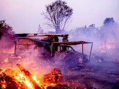 Waldbrände in Kalifornien zerstörten bereits zahlreiche Häuser und Fahrzeuge. (Bild: KEYSTONE/FR34727 AP/NOAH BERGER)