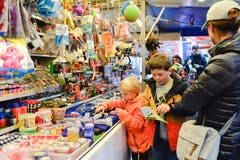 Trotz Regen gab es viele Besucher am Kreuzlinger Jahrmarkt. (Bild: Donato Caspari)