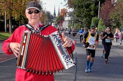 Musikalische Unterstützung für die Läufer. (Bild: Andy Mettler/swiss-image, Luzern, 27. Oktober 2019)